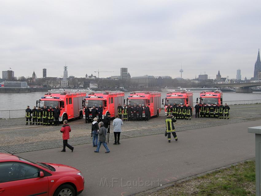 Neue LF`s fuer Koeln Uebergabe in Koeln Deutz an den Wachen  P045.JPG